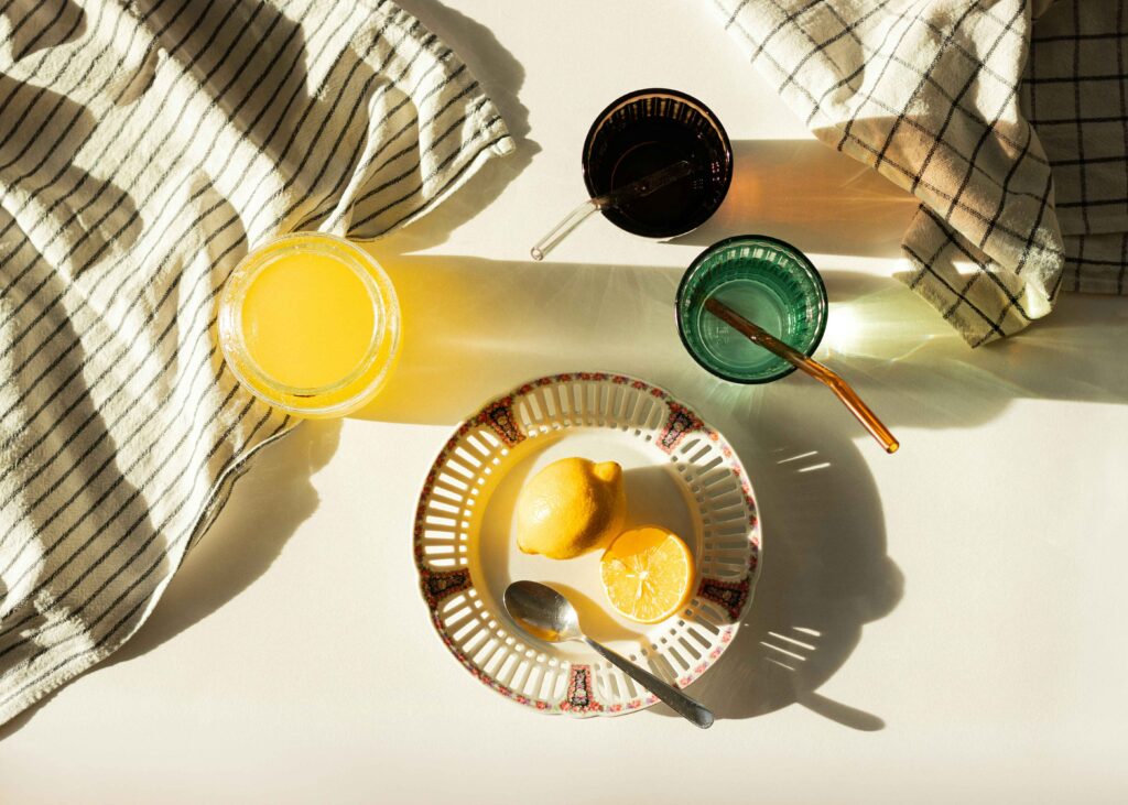 un plato de limones y una cuchara sobre una mesa